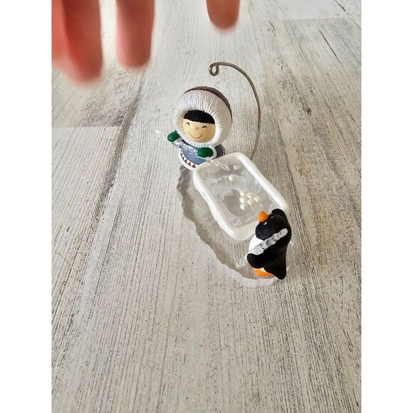 Hallmark Eskimo friends 1996 ornament pool Xmas - Picture 2 of 6